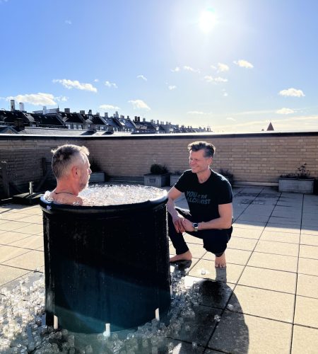 En instruktør demonstrer en nybegyndere i brugen af isbad